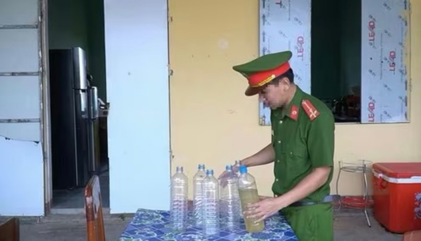 Các chai nhựa chứa dung dịch “Nậm thoong” có màu nâu nhạt, giá bán rẻ